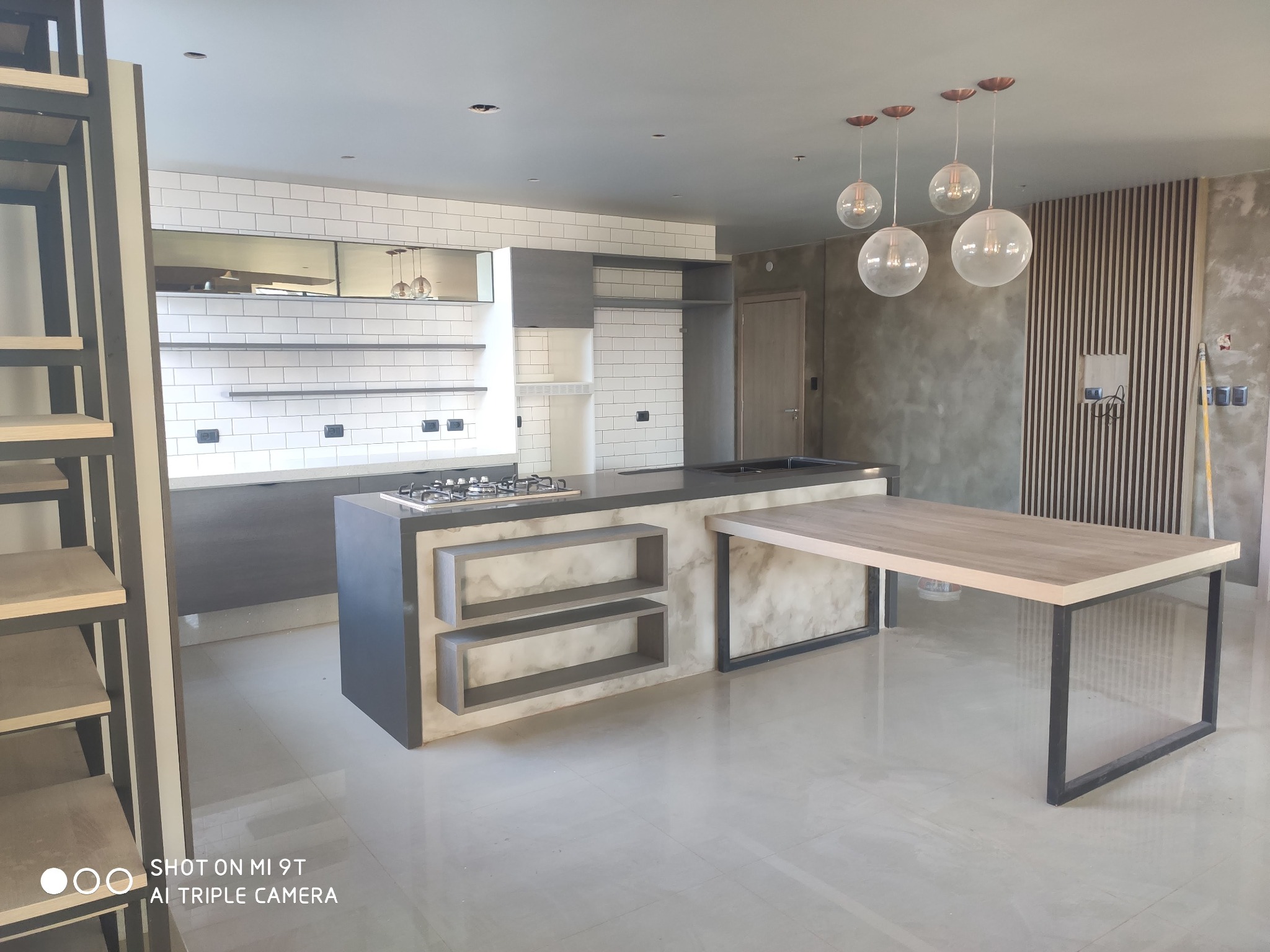 Bancada sob medida em cozinha planejada