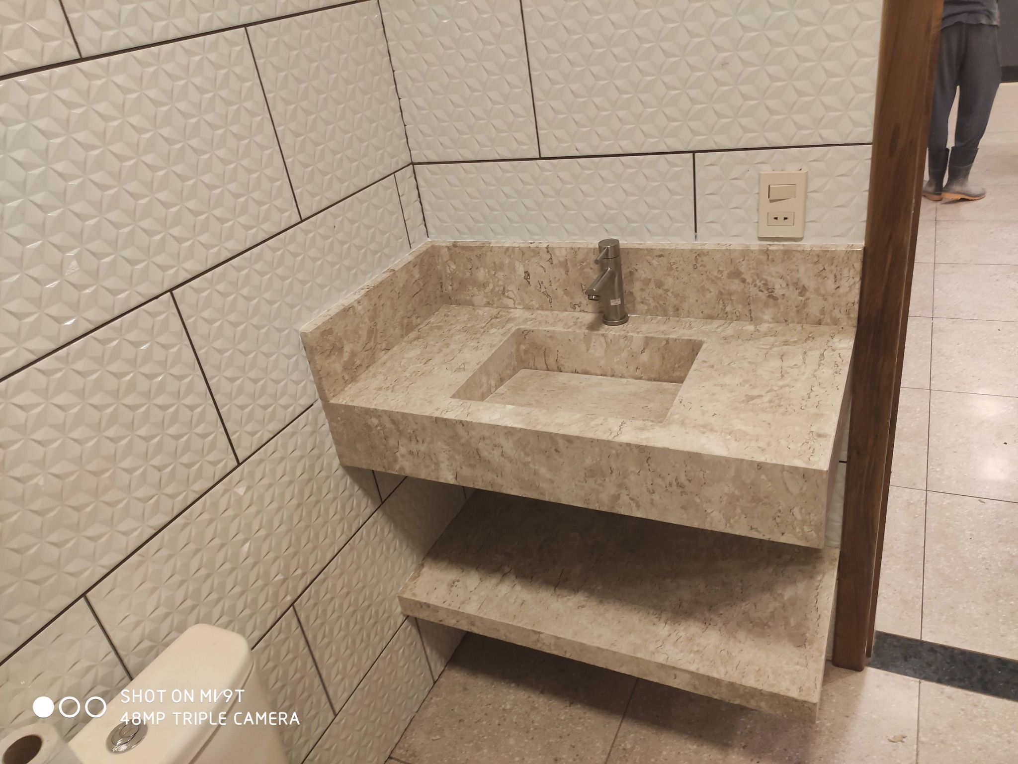 Lavabo com bancada em mármore e cuba de vidro