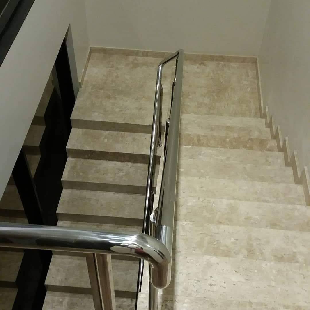 Escada em mármore travertino