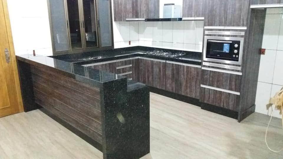 Cozinha planejada com bancada em granito escuro