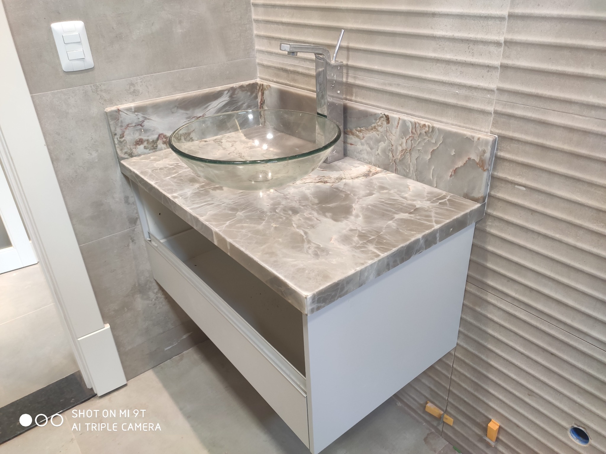 Lavabo em pedra travertino